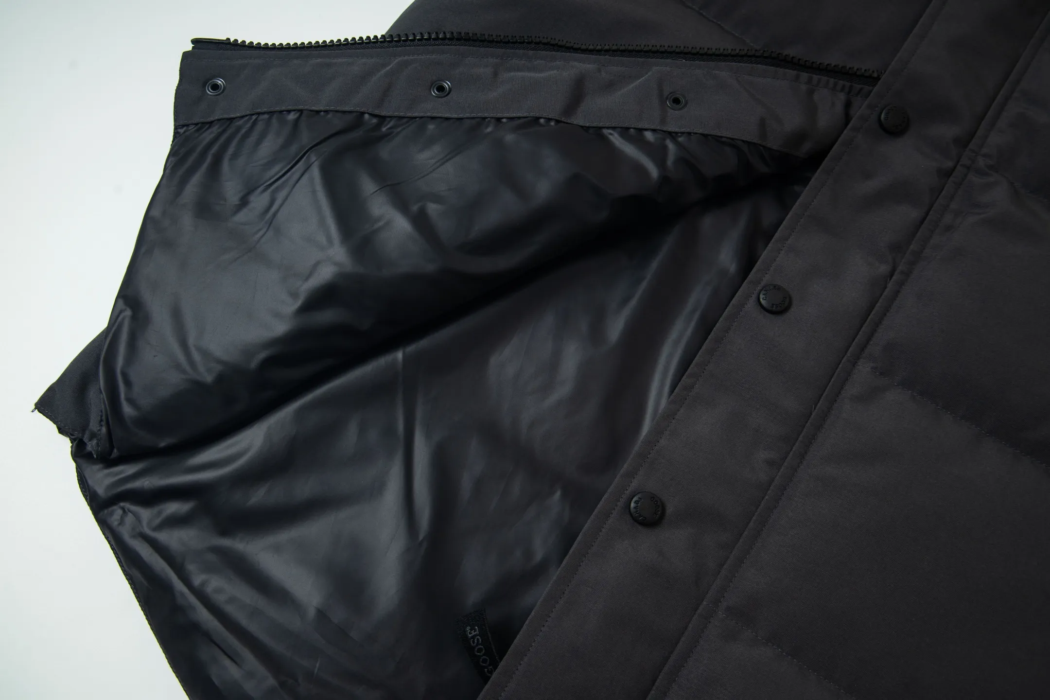 P360 Canada Goose/Canada Goose Black Label #Freestyle Crew 4151mb men's and women's vest down ➖ Imported Behringer embroidery machine customized 10,000-needle embroidery label! ➖ Imported 21-count polyester-cotton blended original fabric, using Feather-Light 10D waterproof coating fabric, made of 84.5% polyester fiber and 15.5% cotton, 100% the best feel in the entire network! ➖ The genuine official website uses the national standard 80 white duck down, and will never be misled by false claims such as 90 down or goose down! ➖ 100% nylon nylon lining with double double-layer sealing design to prevent velvet from running away. Top-grade polar fleece is used in the collar and pockets to keep warm and comfortable! ➖ Yoshida YKK provides original custom-made electroplated sliders. YKK two-way lockable zippers are tight and smooth and will not peel off paint! ➖ 3M composite original Velcro is durable, and all accessories and hardware are disassembled and customized! ⛔No slander, no exaggeration, no need for too much copywriting, because it is focused, it is professional!  SIZE: XS S M L XL XXL
